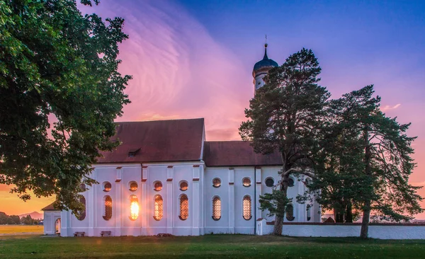 St Coloman kyrkan på solnedgången, Bayern, Tyskland — Stockfoto