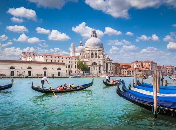 Gondoler på Canal Grande med Basilica di Santa Maria della Salute, Venedig, Italien — Stockfoto