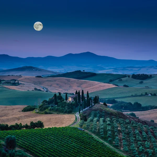 Pemandangan Tuscany di bawah sinar bulan saat fajar, Val d 'Orcia, Italia — Stok Foto