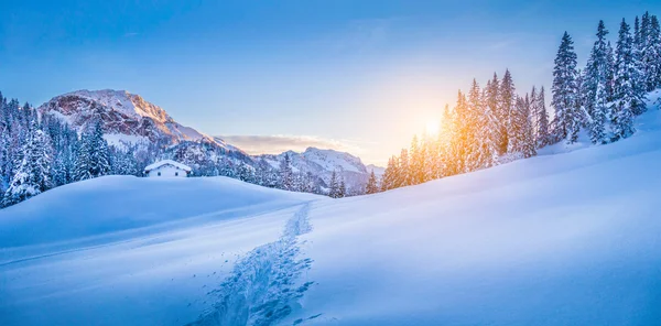 Paese delle meraviglie invernali nelle Alpi con chalet di montagna al tramonto — Foto Stock