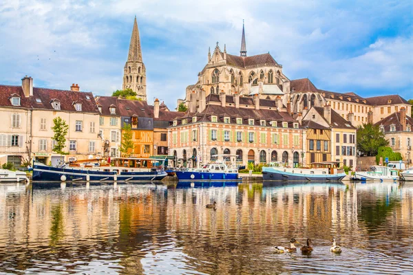 Cidade histórica de Auxerre com rio Yonne, Borgonha, França — Fotografia de Stock