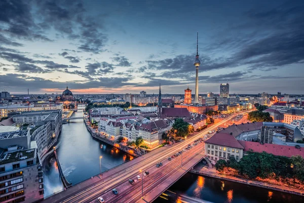 Berlin panoramę panorama w zmierzch błękitne godzinę, Niemcy — Zdjęcie stockowe