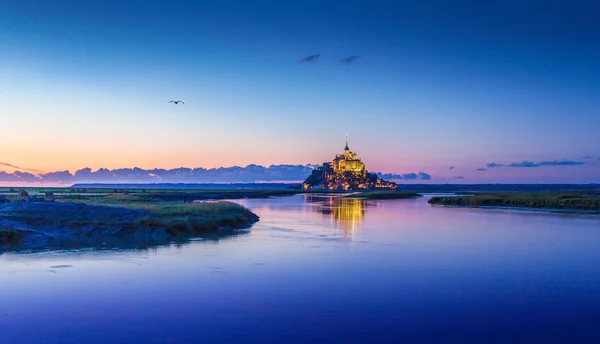 Mont Saint-Michel in schemering in de schemering, Normandië, Frankrijk — Stockfoto