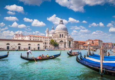 Gondol Basilica di Santa Maria della Salute, Venedik, İtalya ile Canal Grande üzerinde
