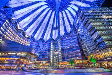 Sony Merkezi, gece, Berlin, Almanya Potsdamer Platz'ta