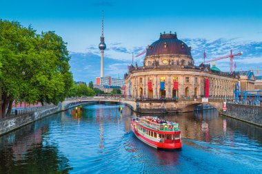 Berlin Museumsinsel Tv Kulesi gün batımında, Berlin, Almanya