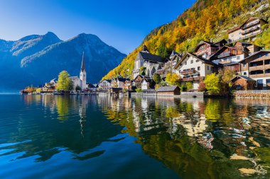 Sonbaharda, Salzkammergut, Avusturya Hallstatt dağ köyü