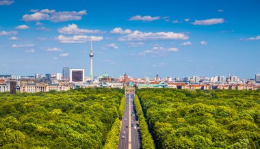 Berlin siluetinin Tiergarten Parkı yaz, Almanya ile