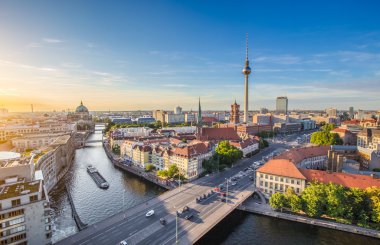 Berlin gökdeleni TV kulesi ve günbatımında Spree nehri, Almanya
