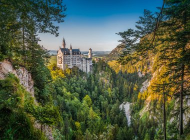 Dünyaca ünlü Neuschwanstein Şatosu güzel bir akşam ışık, Almanya