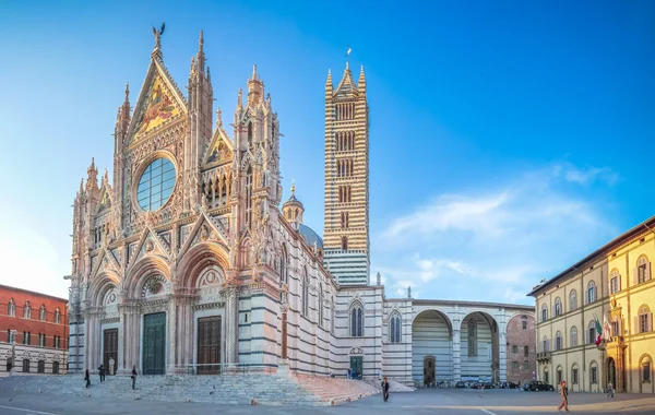 Beroemde Piazza del Duomo met historische Siena kathedraal, Toscane, Italië — Stockfoto