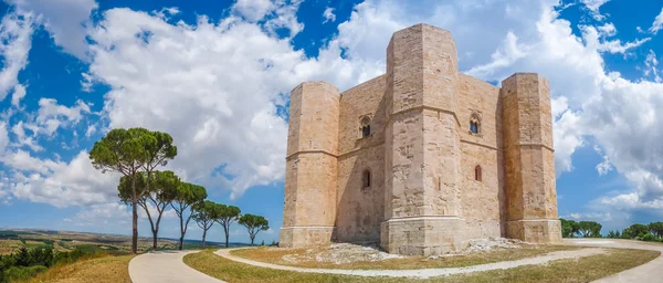 Histórico y famoso Castel del Monte en Apulia, sureste de Italia — Foto de Stock