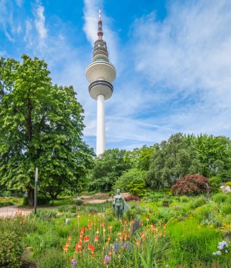 Güzel Planten um Blomen park ve ünlü Heinrich Hertz Turm, Almanya