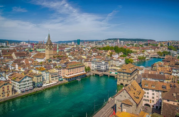 Pusat kota Zurich dengan sungai Limmat dari Gereja Grossmunster, Swiss — Stok Foto