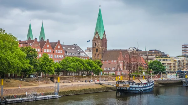 Исторический город Бремен с рекой Везер, Германия — стоковое фото
