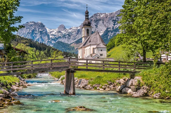 Iglesia famosa en el idílico pueblo de montaña Ramsau, Baviera, Alemania — Foto de Stock