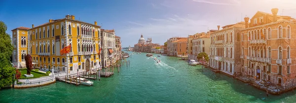 运河与大教堂 di 圣玛丽亚格兰德德致敬，威尼斯，意大利 — 图库照片