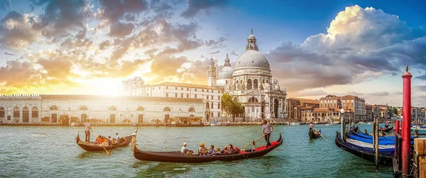 Романтическая сцена с гондолами на знаменитом Гранд-канале в Венеции, Италия — стоковое фото