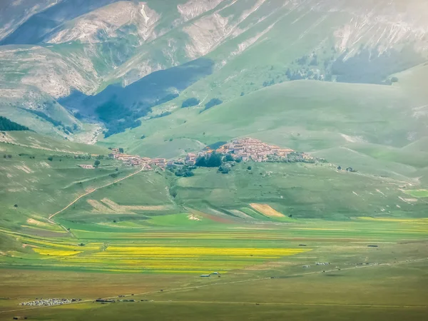 Горная деревня Castelluccio di Norcia с красивым горным плато Piano Grande, Италия — стоковое фото
