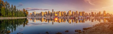 Güzel Vancouver manzarası ve liman ile pastoral günbatımı kızdırma, British Columbia, Kanada