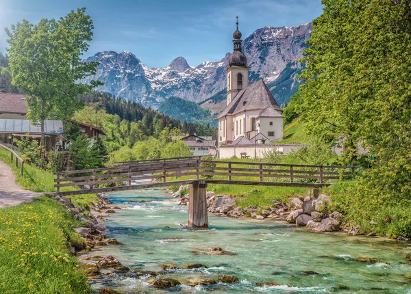 Słynny Kościół w sielankowej, górskiej miejscowości Ramsau, Bavaria, Niemcy — Zdjęcie stockowe