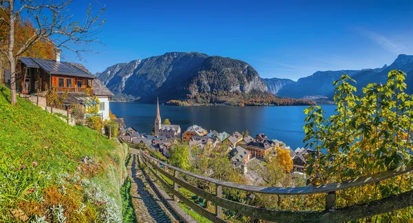 Historische bergdorp van Hallstatt met vijver in herfst, Oostenrijk — Stockfoto