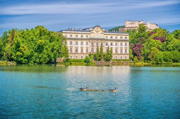 Schloss Leopoldskron con la fortaleza de Hohensalzburg en Salzburgo, Austria — Foto de Stock