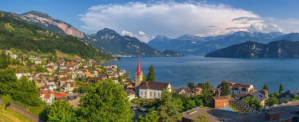 Bela paisagem de montanha com aldeia Weggis no Lago Lucerna — Fotografia de Stock