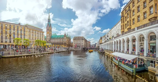 Hamburg city center och stadshuset och floden Alster, Tyskland — Stockfoto