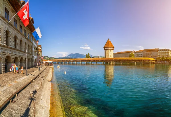 Berühmte kapellenbrücke in der historischen stadt luzern, schweiz — Stockfoto