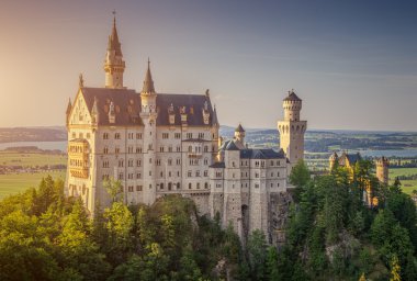 Dünyaca ünlü Neuschwanstein Şatosu güzel bir akşam ışık, Bavyera, Almanya