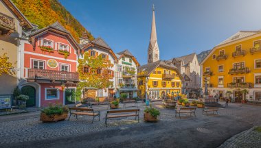 Tarihi Kent Meydanı ile renkli evleri, Avusturya Hallstatt