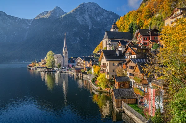 Hallstatt pueblo de montaña en la luz de la mañana en otoño, Austria —  Fotos de Stock