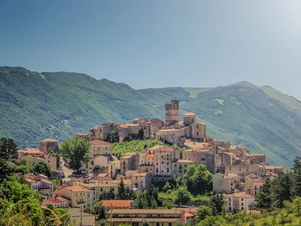 Villaggio montano idilliaco di Apennine Castel del Monte, L'Aquila, Italia — Foto Stock