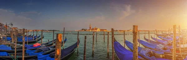 Góndolas en Canal Grande al atardecer, San Marco, Venecia, Italia — Foto de Stock