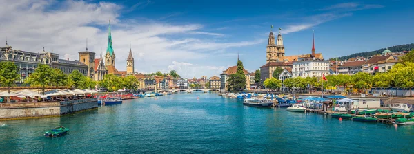 Исторический центр Цюриха со знаменитой рекой Лиммат, Швейцария — стоковое фото