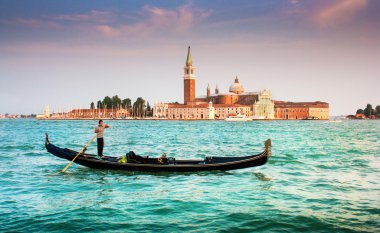 San Giorgio Maggiore ile gondol günbatımı, Venedik, İtalya