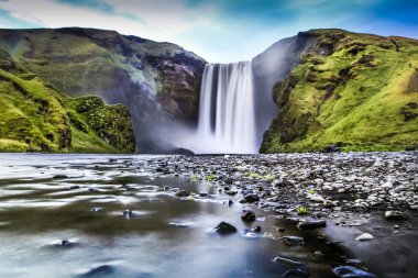 İzlanda'daki meşhur skogafoss Şelalesi alacakaranlıkta uzun pozlama