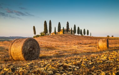 Doğal Tuscany yatay, çiftlik, günbatımı, Val d'Orcia, İtalya