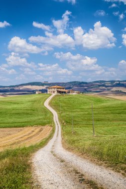 Doğal Tuscany yatay, geleneksel çiftlik evi, Val d'Orcia, İtalya