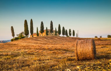 Doğal Tuscany yatay, çiftlik, günbatımı, Val d'Orcia, İtalya