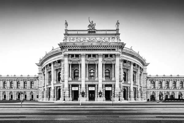 Бургтеатр (Театр при дворе) в Вене, Австрия — стоковое фото