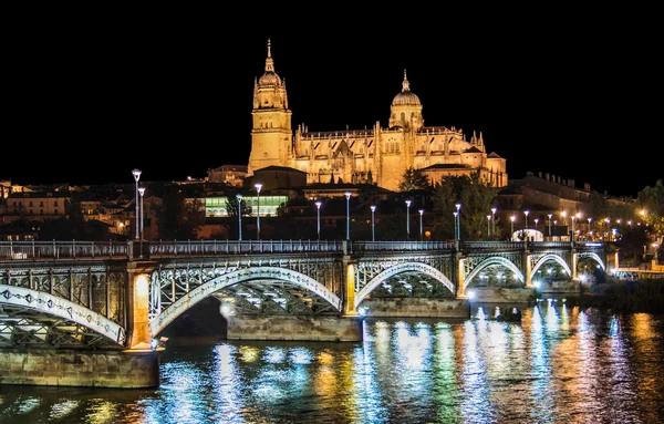 Storica città di Salamanca di notte, Castilla y Leon, Spagna — Foto Stock