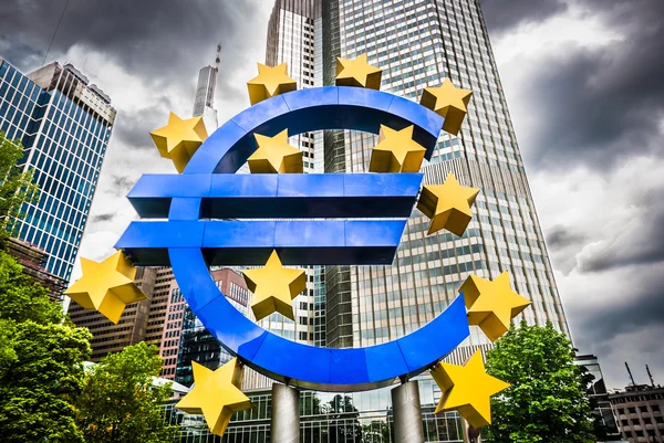 Euro simgesi olarak Avrupa Merkez Bankası Frankfurt, Almanya merkezinde kara bulutlar ile