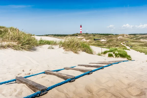 Paesaggio di dune con faro al Mare del Nord — Foto Stock