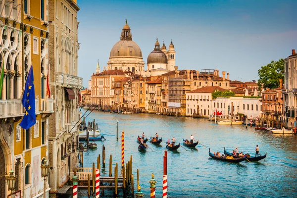 Góndolas en Canal Grande al atardecer, Venecia, Italia — Foto de Stock