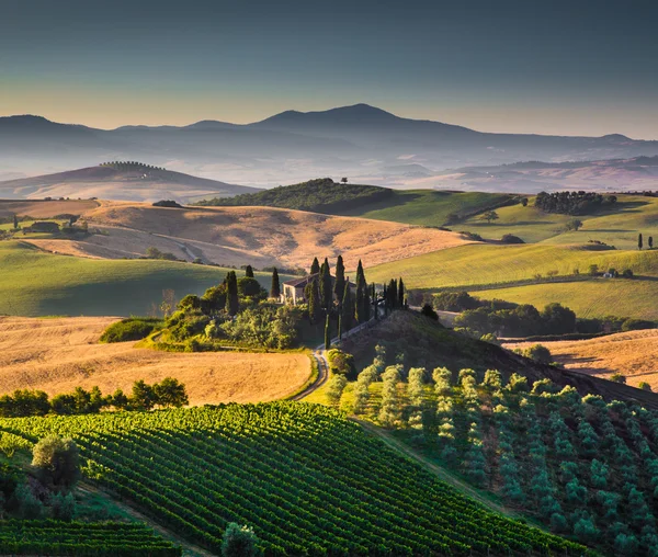 日の出、ヴァル ・ ドルチャ、イタリアの風光明媚なトスカーナ風景 — ストック写真