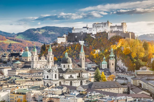 Ciudad histórica de Salzburgo en otoño, Austria — Foto de Stock