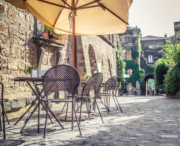 Кафе на старой улице в Европе с ретро-винтажным стилем Instagram — стоковое фото