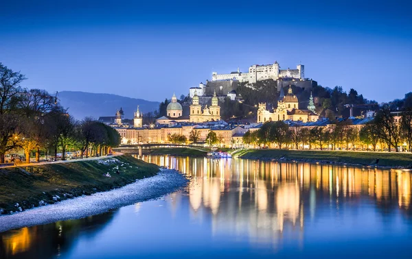 Historische stadt salzburg mit festung hohensalzburg und salzach in der dämmerung, Österreich — Stockfoto